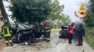 Incidente frontale tra Suv e auto, donna grave elitrasportata a Torrette